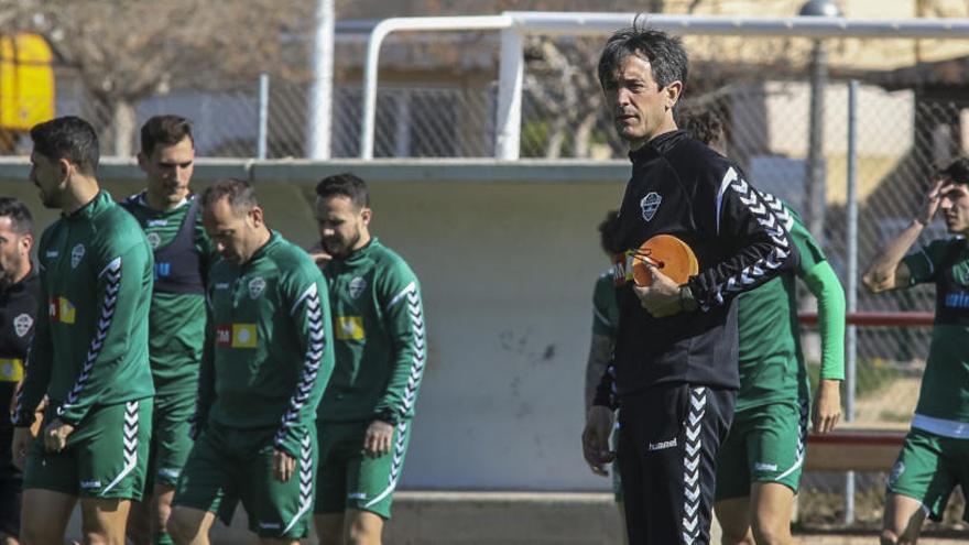 Pacheta dando instrucciones, durante el entrenamiento de ayer miércoles