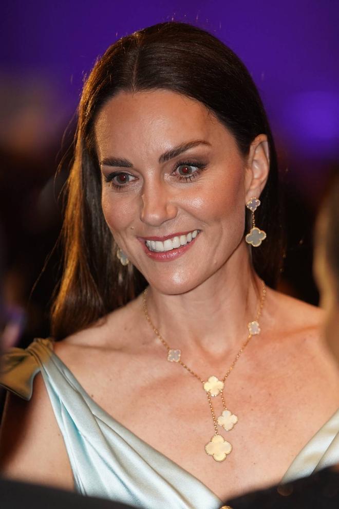 Kate Middleton con collar y pendientes de Van Cleef &amp; Arpels