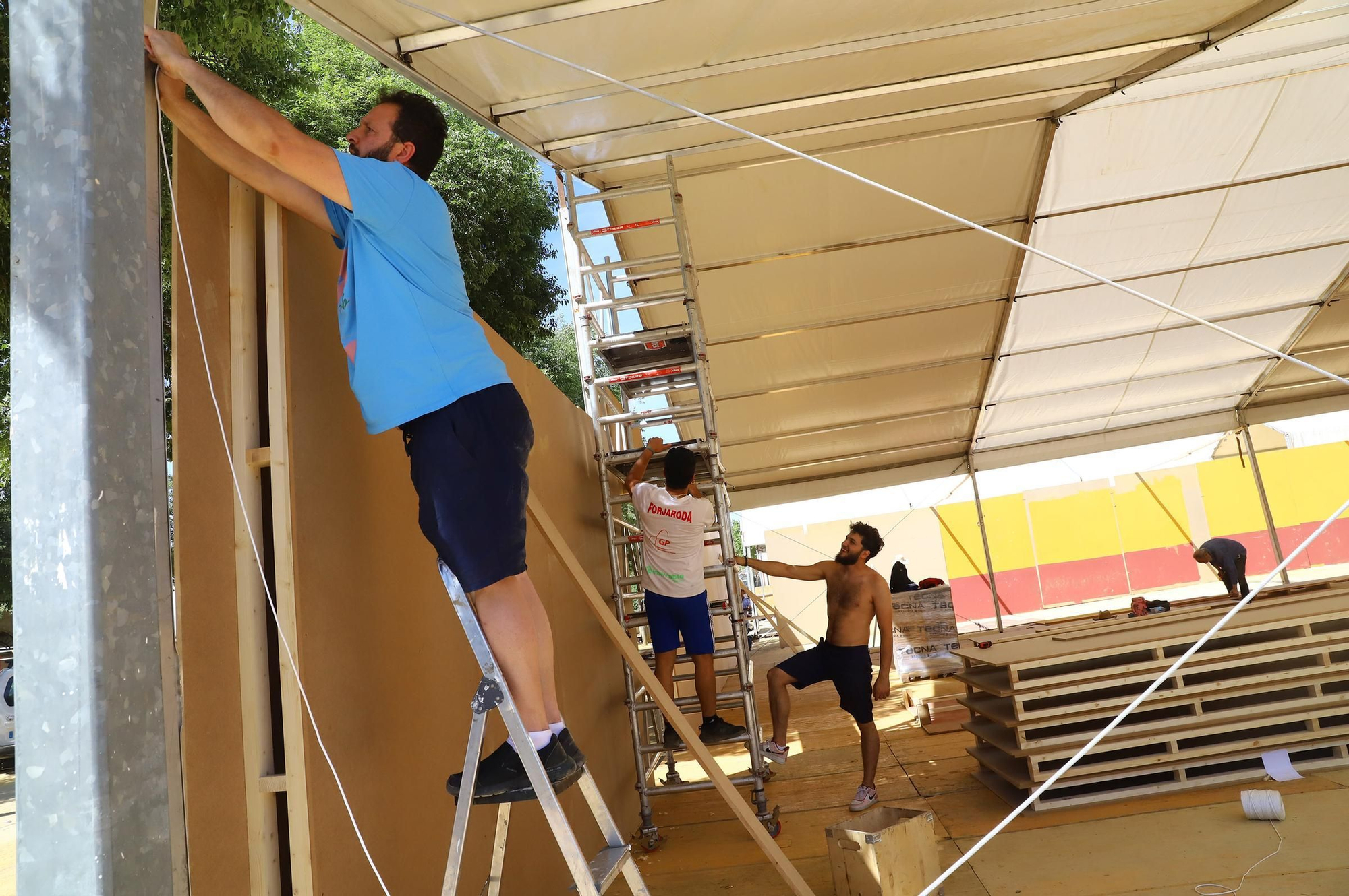 El montaje de las casetas de Feria en imágenes