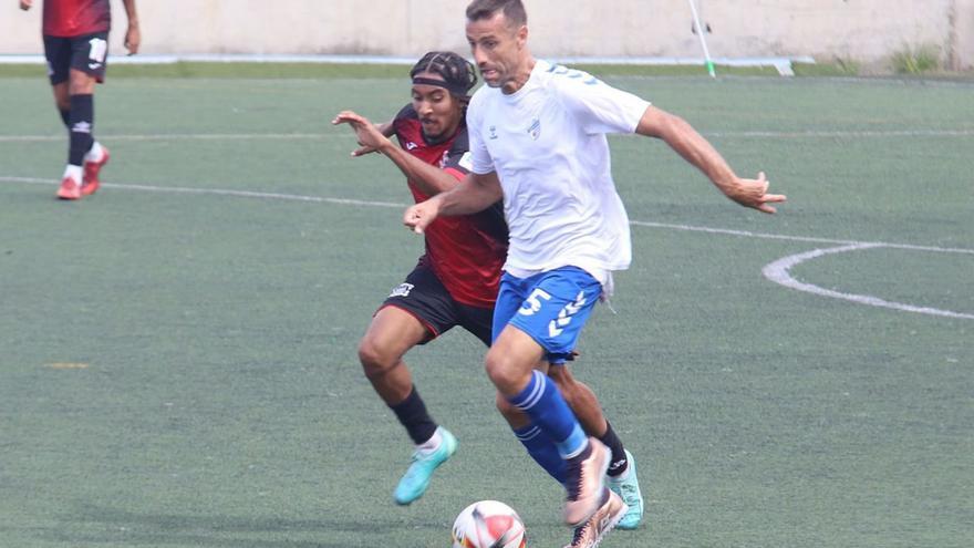 David García conduce el esférico mientras es presionado por un jugador del Unión Puerto. | | UNIÓN PUERTO