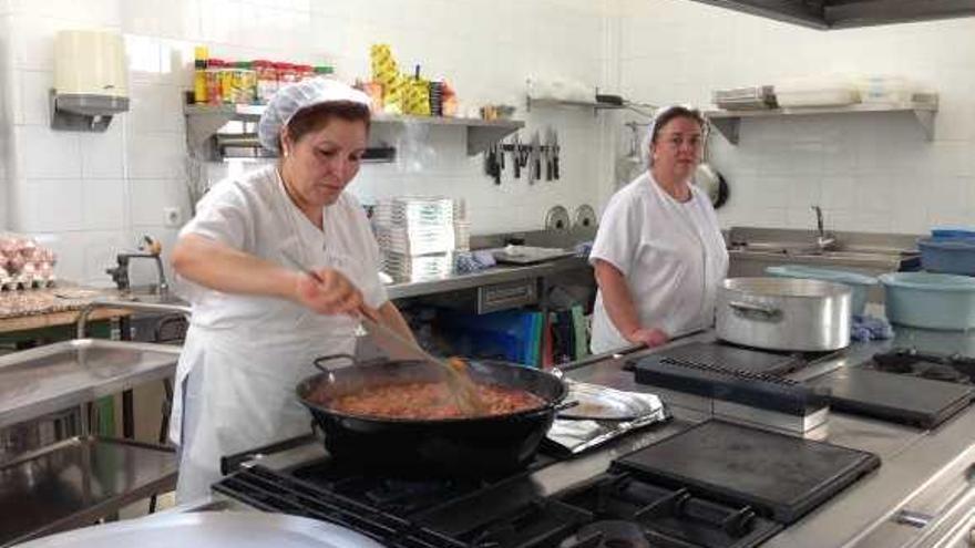 Cocineras preparan el menú en una cocina escolar con servicio de comedor in situ.