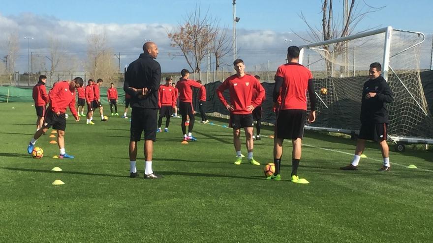 Los jugadores, con Lenglet entre ellos, entrenándose. / SFC