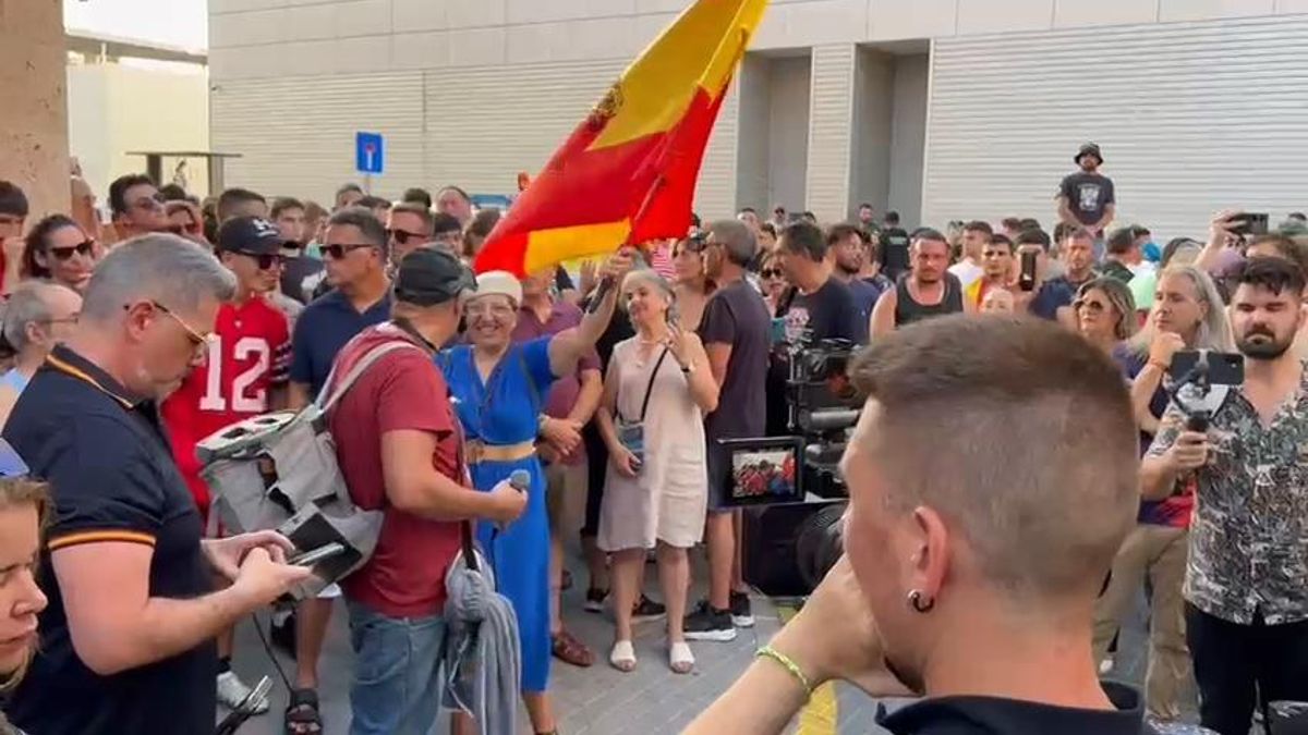 Tensión y gritos de  Pedro Sánchez, hijo de puta  en la nueva concentración en Torre Pacheco