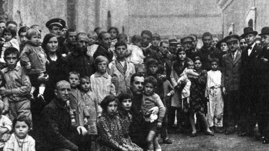 Penados y sus familias con miembros del Patronato de Presos en el día de Reyes vivido en la Cartagena de 1931.