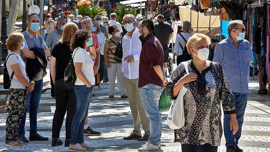 Un grupo de personas en el mercado de los sábados, en el paseo de les Germanies. | LEVANTE-EMV