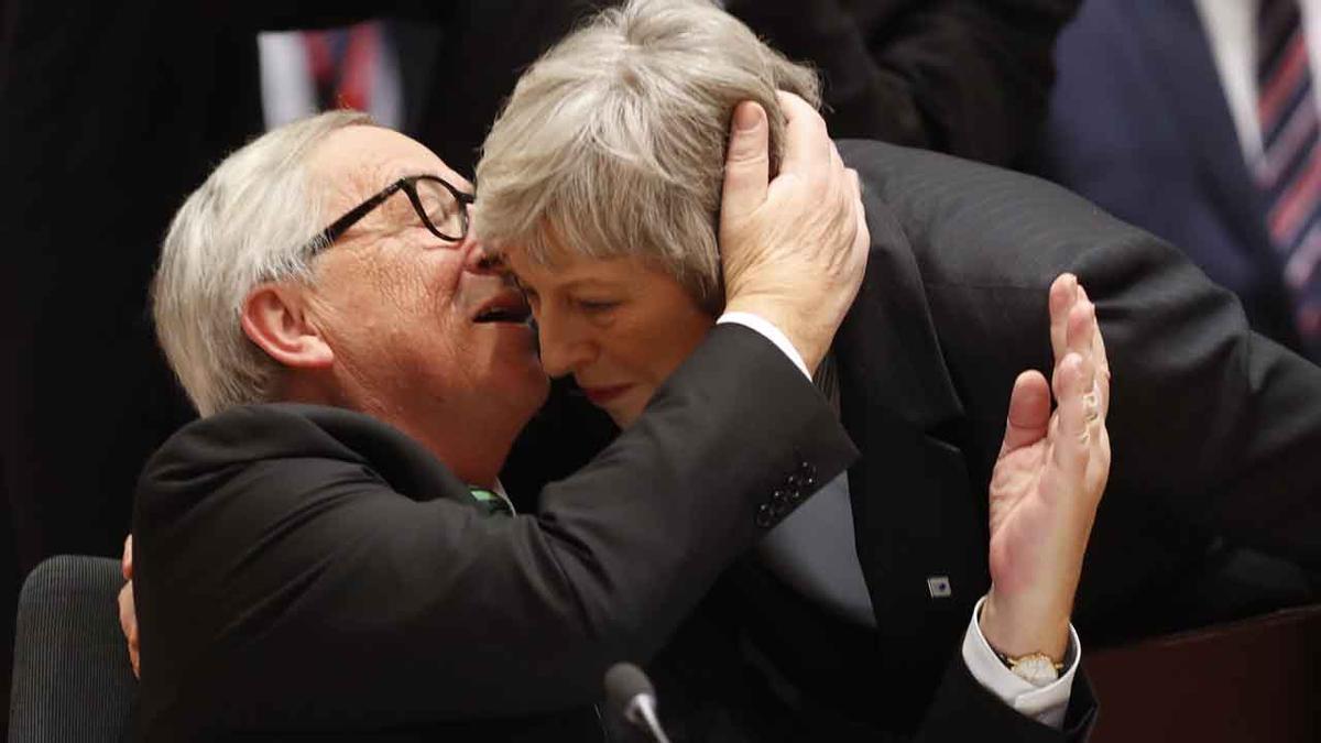 May recrimina a Juncker que le llame 'nebulosa', en un Consejo Europeo de alta tensión