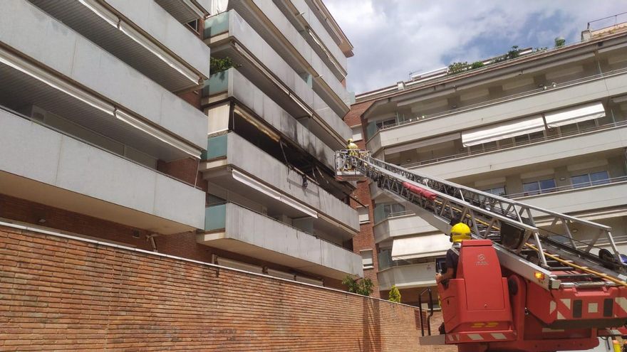 Un incendi obliga a desallotjar un edifici de l&#039;avinguda de les Bases de Manresa