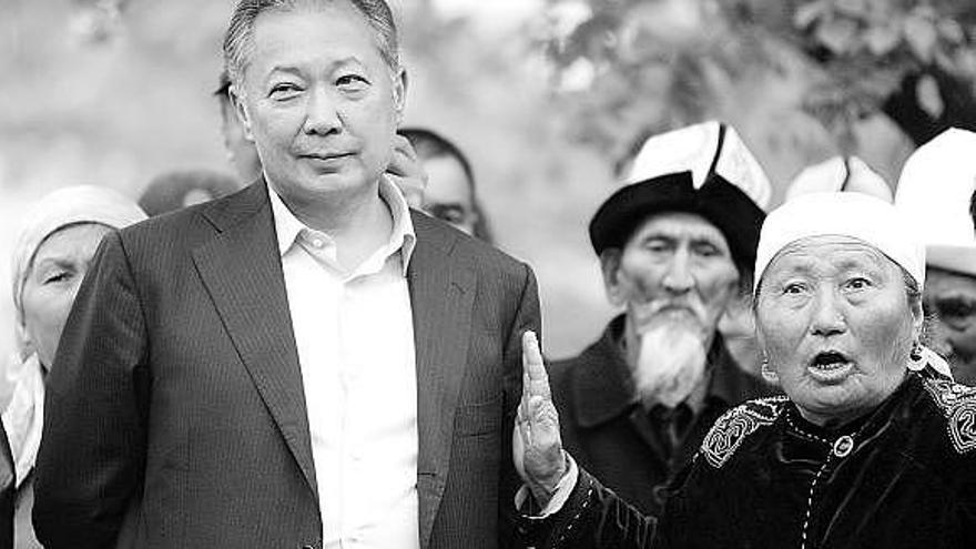 Putin y Obama fuerzan al depuesto presidente Bakiev a salir de Kirguizia