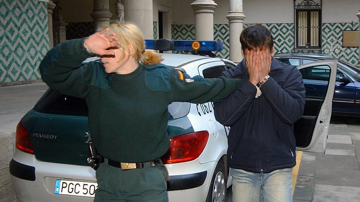 El asesino, José Peñuela Navarrete, antes de conocer el veredicto por la muerte de su expareja, Natalia Velasco, a quien estranguló el 2 de mayo de 2001 en el Arrabal.