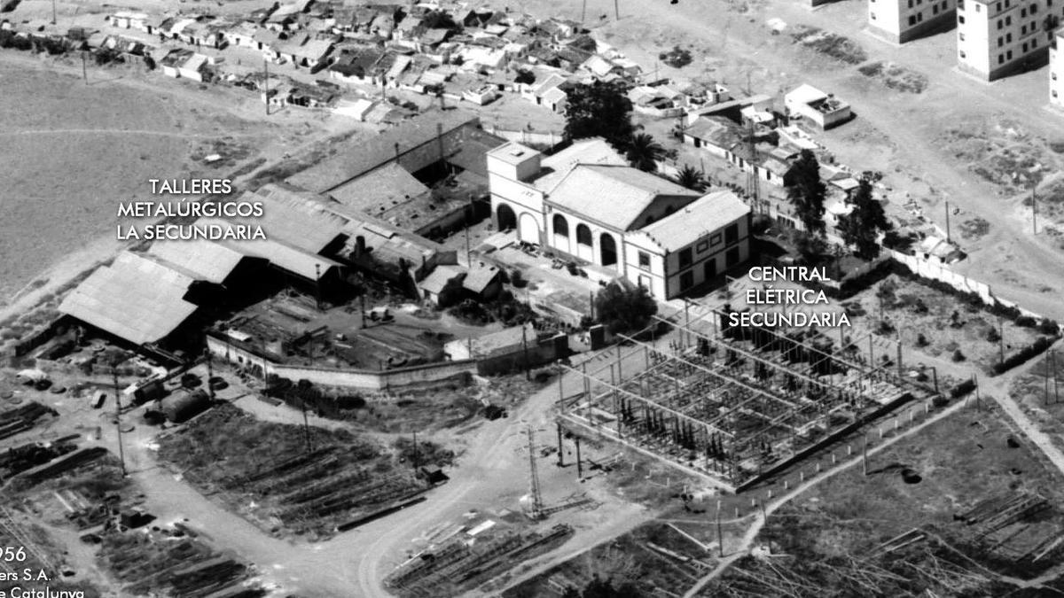 Vista aérea de La Secundaria en 1956, con los Talleres Metalúrgicos a la izquierda y la Estación Eléctrica a la derecha. Al fondo, la barriada de Haza Cuevas en el Arroyo del Cuarto.