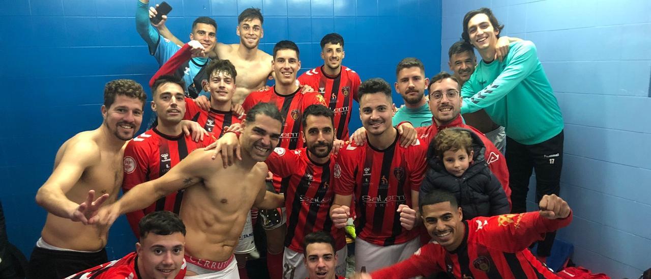 Los futbolistas del Salerm Puente Genil celebran la victoria ante el Rota.