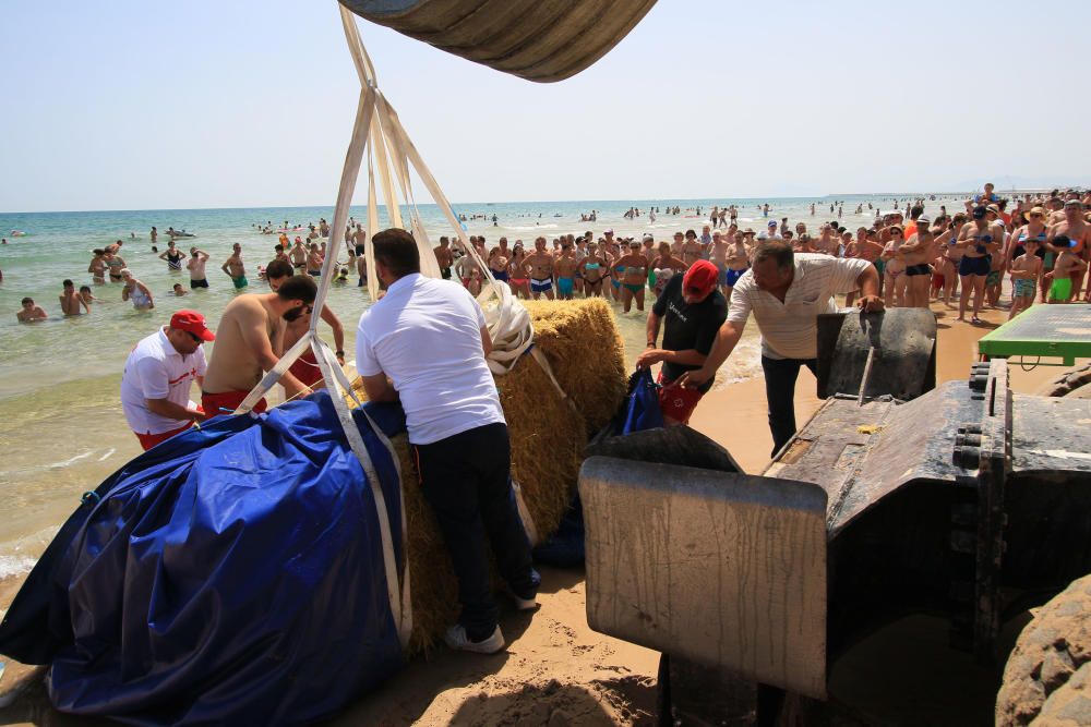 Bala de paja hallada en la playa de Gandia