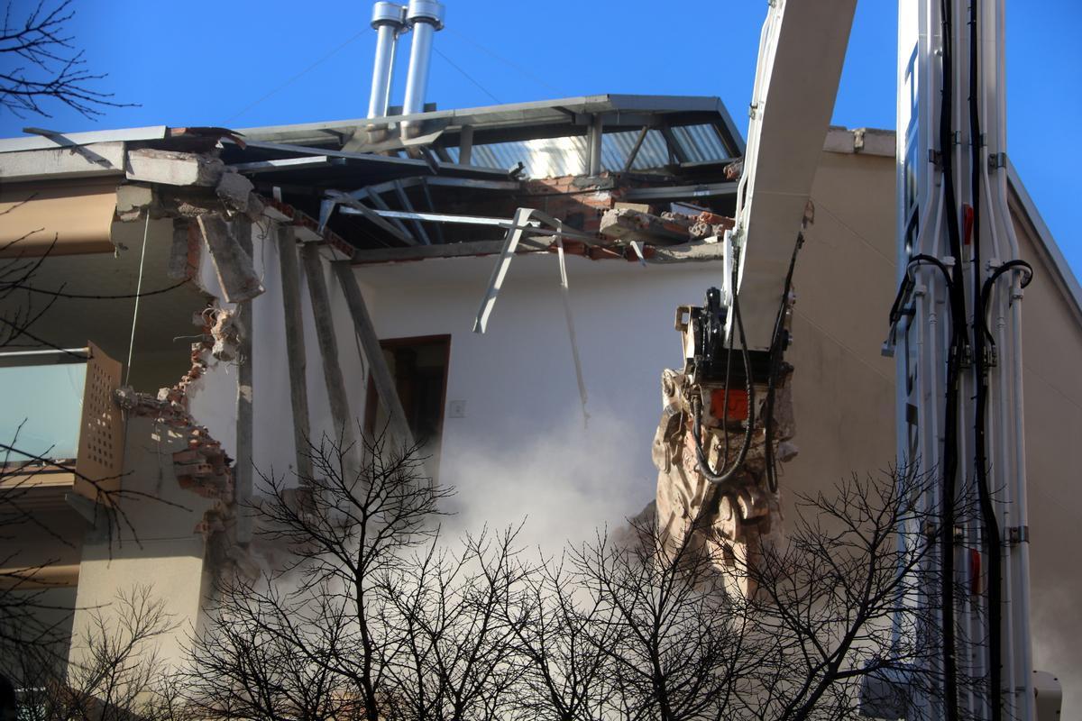 Terrassa reprèn l’esponjament del barri de Ca n’Anglada amb la demolició de dos edificis