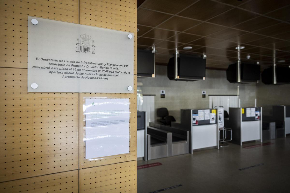 En imágenes | Este es el estado actual del aeropuerto Huesca-Pirineos, el menos utilizado de España