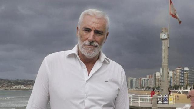 Pablo González, en la playa de San Lorenzo, en una de sus estancias en Gijón.