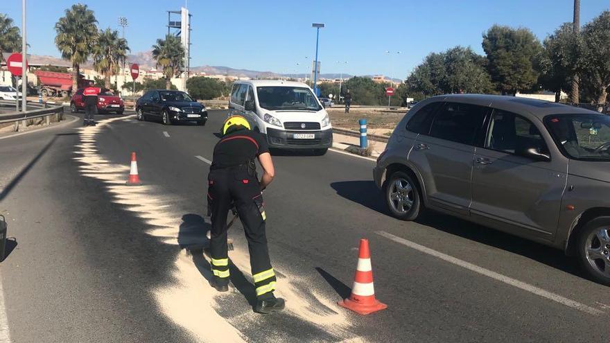 Una mancha de aceite provoca el accidente de una motorista en la rotonda de los bomberos