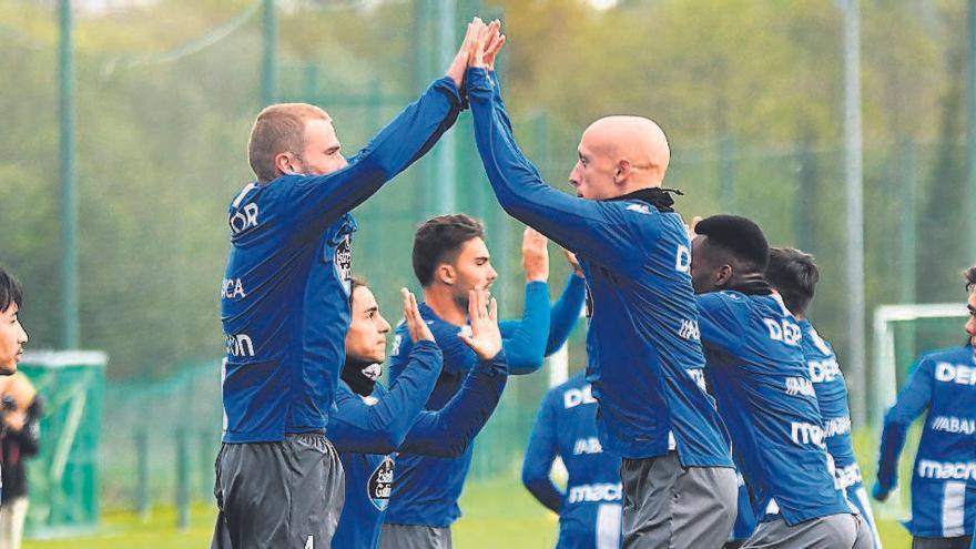 Los jugadores deportivistas, durante un entrenamiento en Abegondo.