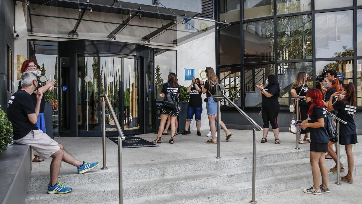 La plantilla de Feafes se concentra a las puertas del hotel en el que los socios celebraron una nueva reunión.