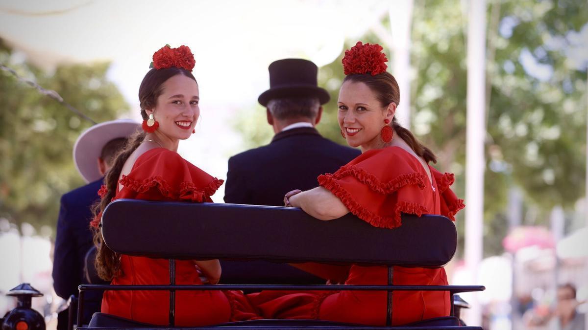 Cordobeses y turistas disfrutan en El Arenal de la primera jornada de día de la fiesta.