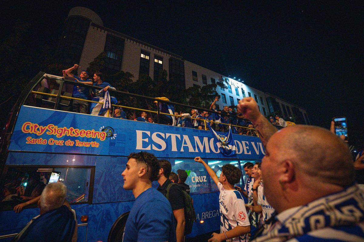 La plantilla del CD Tenerife llega al Cabildo para celebrar el ascenso con la afición blanquiazul La plantilla del CD Tenerife llega al Cabildo para celebrar el ascenso con la afición blanquiazul