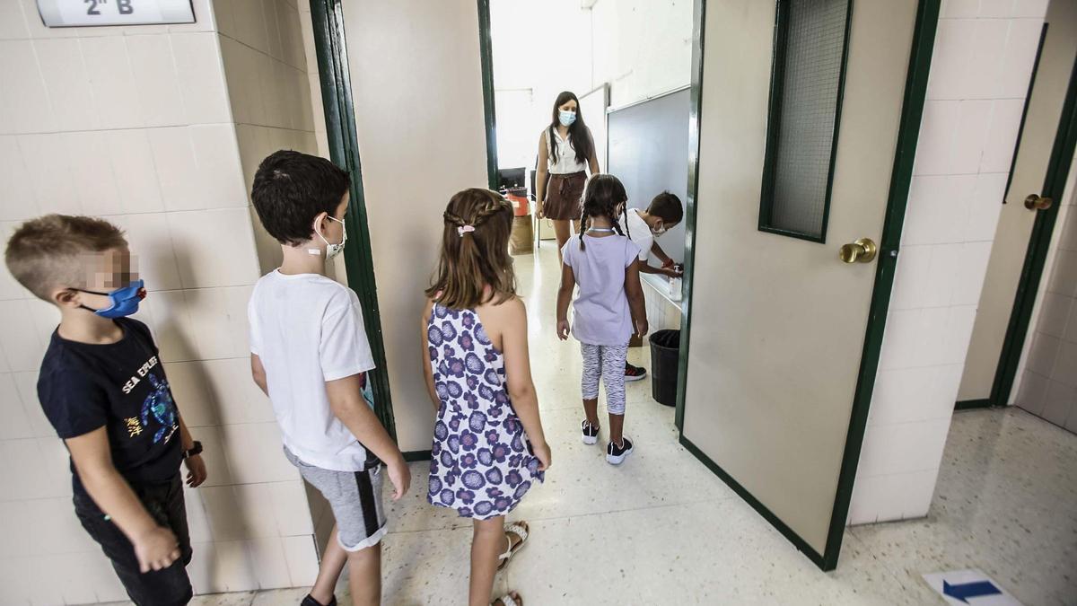 Los niños se han puesto gel hidroalcohólico y se les ha tomado la temperatura antes de entrar al aula