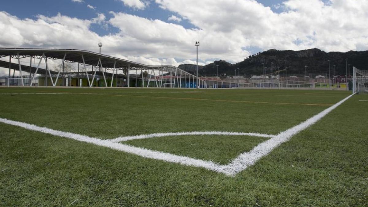 El césped de fútbol de Les Pereres de Xàtiva.