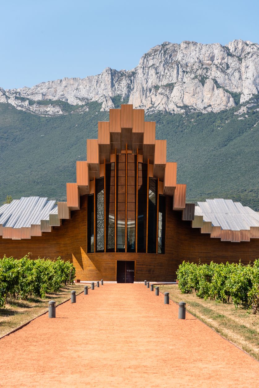 La originales Bodegas Ysios ofrecen arquitectura futurista muy original.