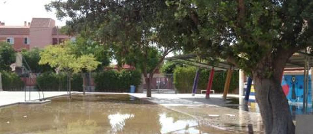 Limpian el conducto de la acequia del colegio Rajoletes que inundaba el patio