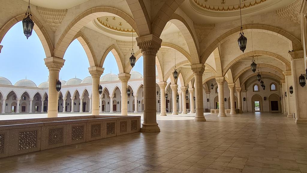 Claustro de la Gran Mezquita Sheikh Zayed.