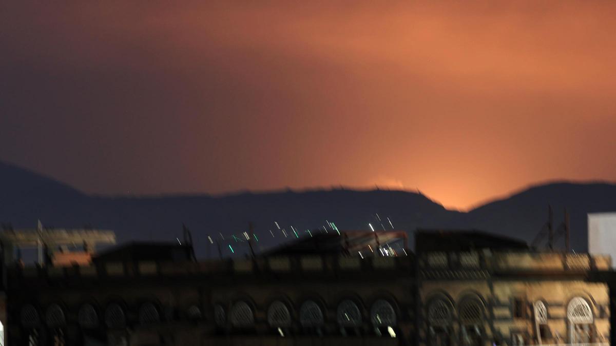 Bombardeo de EEUU sobre una fábrica de materiales plásticos en Sanáa, la capital de Yemen.