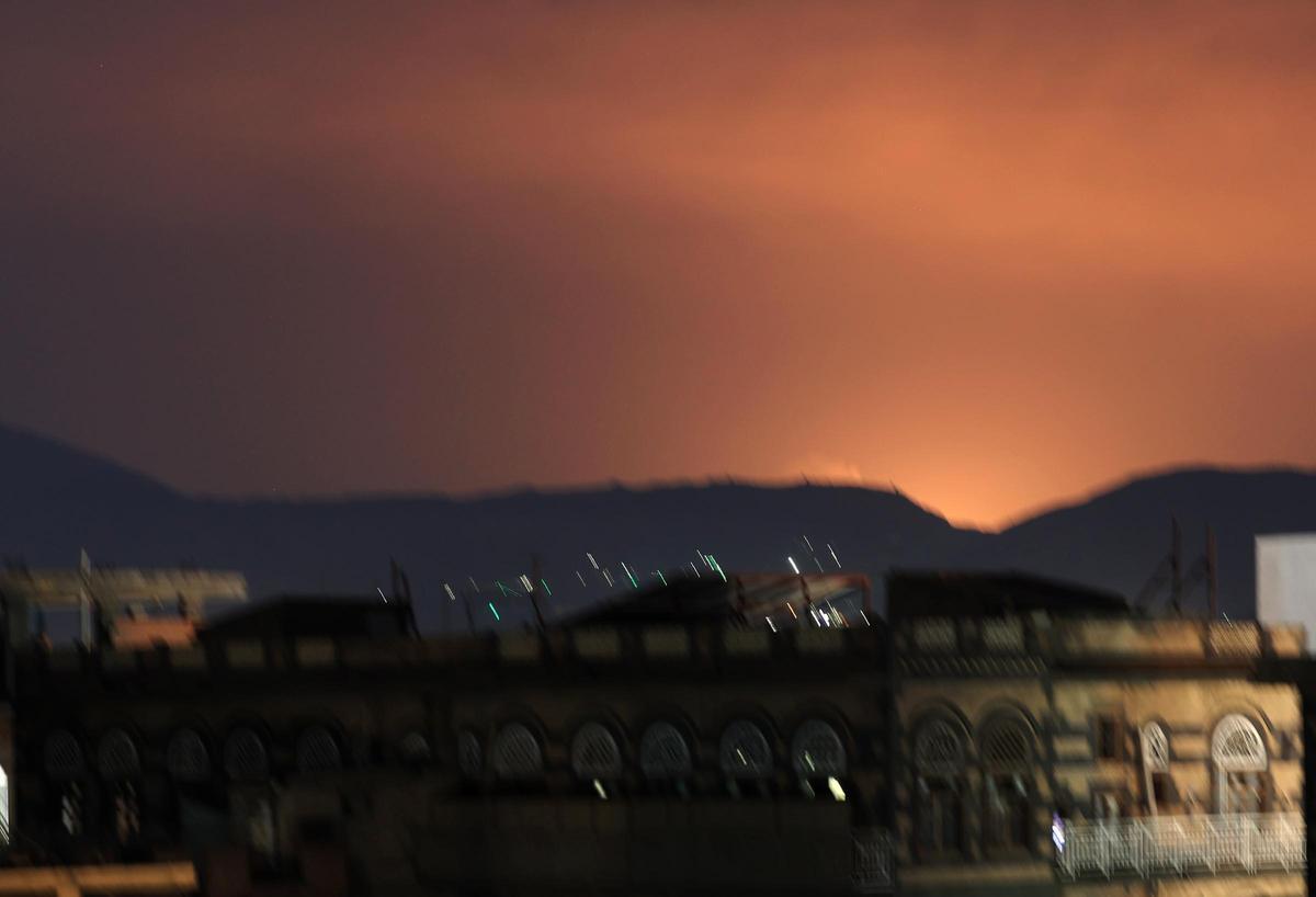 Bombardeo de EEUU sobre una fábrica de materiales plásticos en Sanáa, la capital de Yemen.