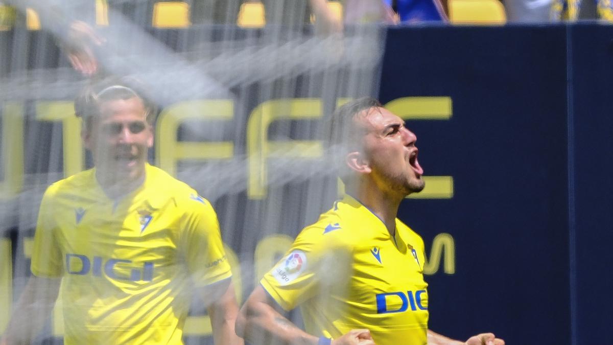 Resumen, goles y highlights del Cádiz 2 - 1 Valencia de la jornada 32 de LaLiga Santander