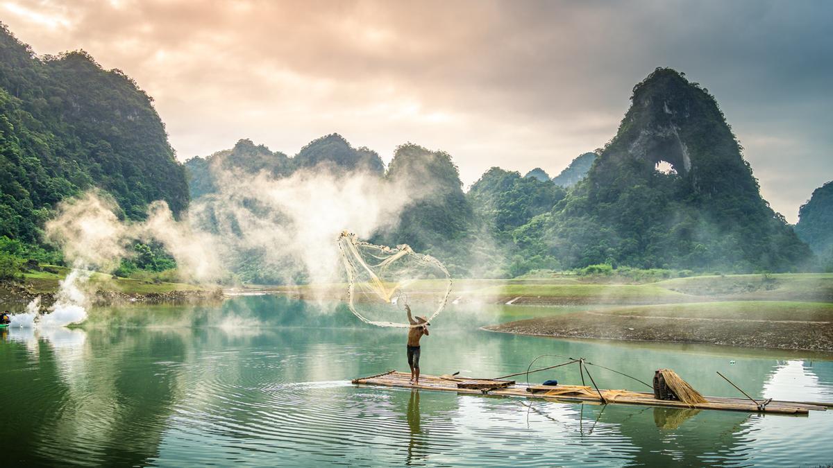 Pescadores en el río en la montaña Thung en Tra Linh, provincia de Cao Bang (Vietnam)