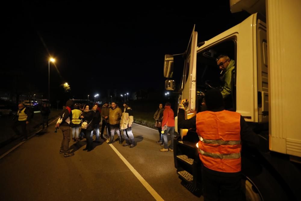 Decenas de huelguistas protagonizan cortes de carretera en el centro logístico de Alimerka