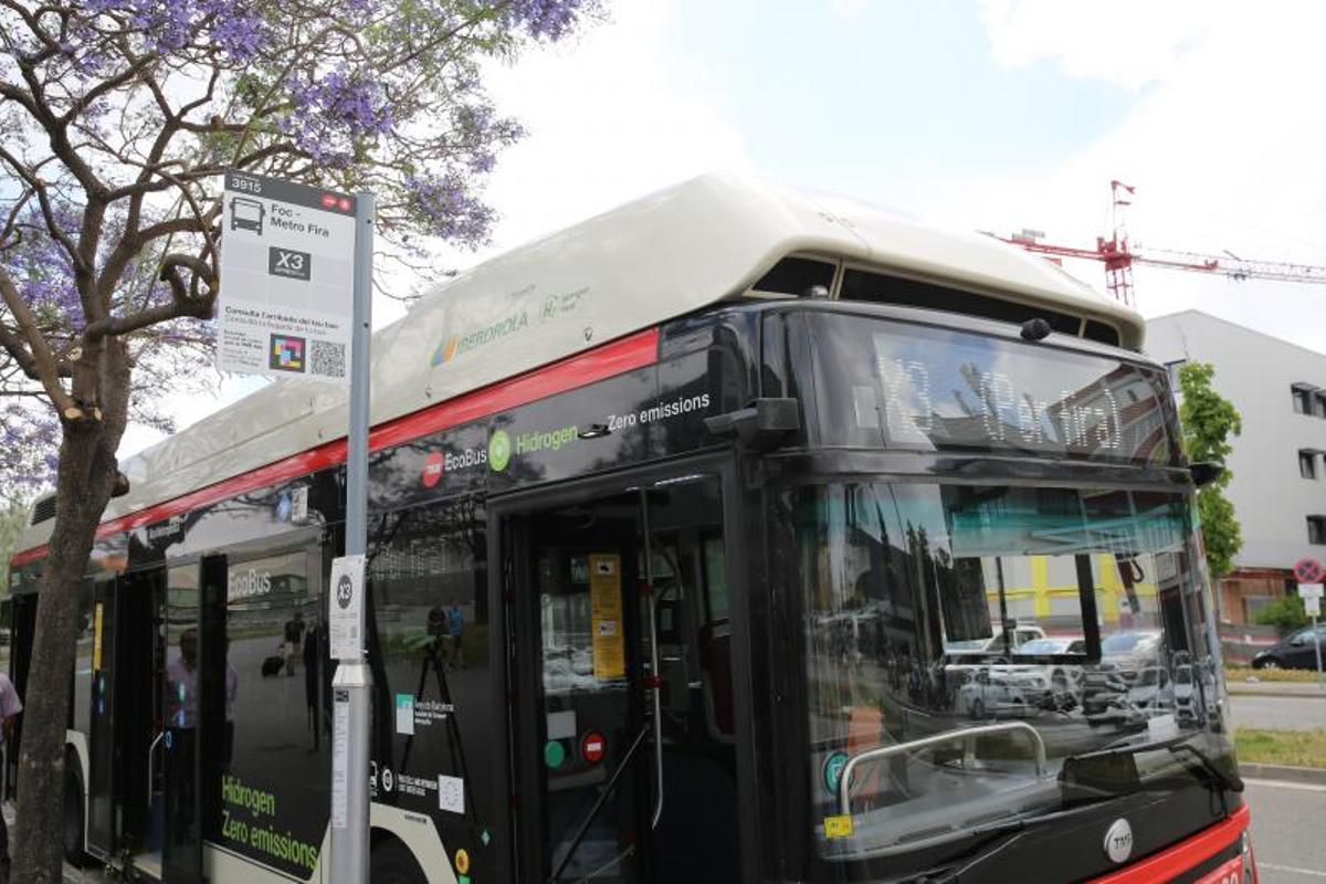 Un autobús de la línea exprés X3, que conecta Barcelona y L'Hospitalet.