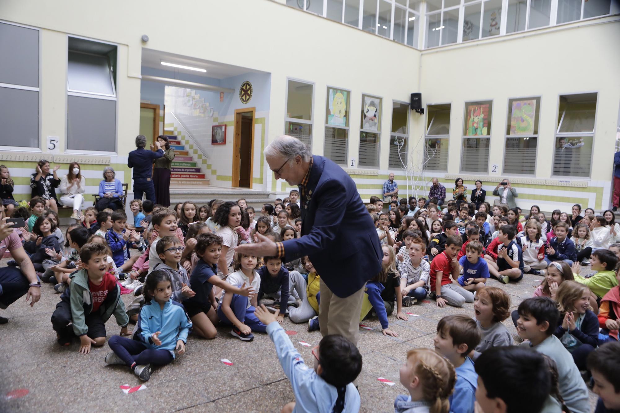 EN IMÁGENES: Philip Felgner, uno de los padres de la vacuna contra el covid, vuelve a Asturias y visita el colegio Clarin en Gijón