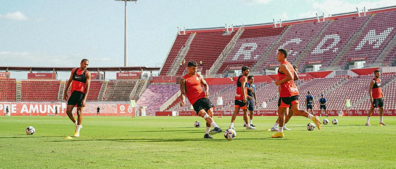 Antonio Sánchez pasa el balón durante el entrenamiento del jueves en Son Moix.