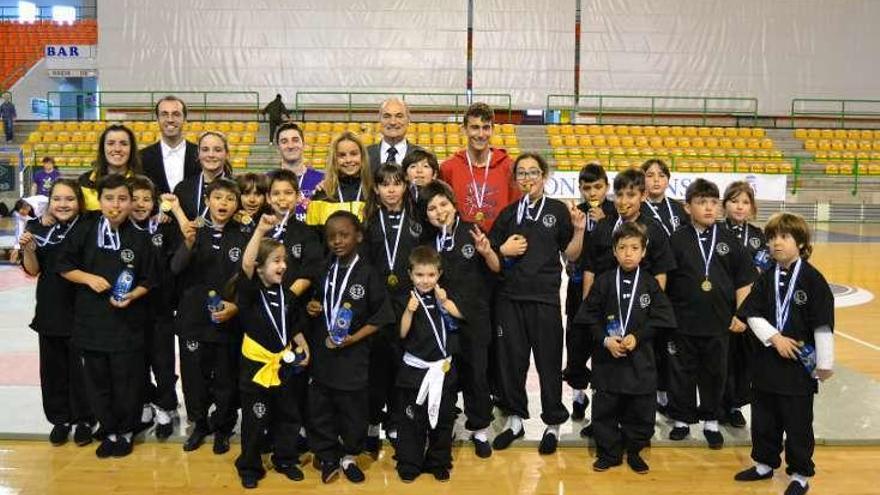 Foto de familia de los medallistas, en el Paco Paz. // FdV