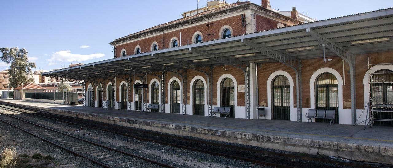 La estación de tren de Alcoy esta semana, con su marquesina renovada.