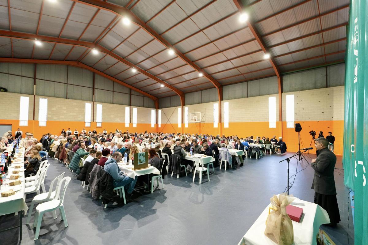 Intervención del sacerdote en la comida celebrada en el pabellón.