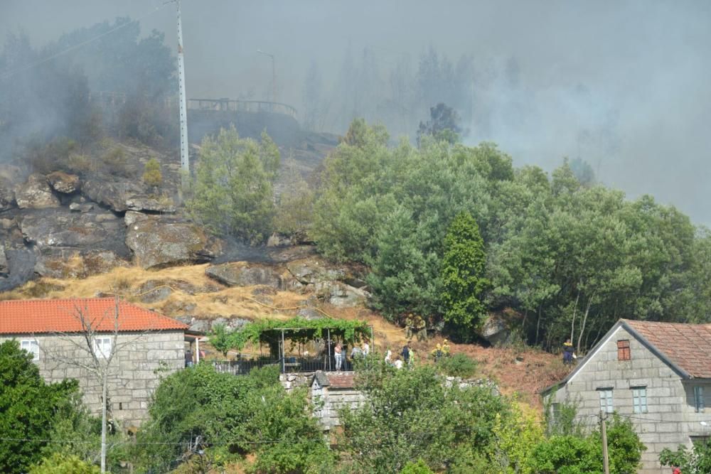 Un nuevo incendio en Pontesampaio hace saltar las alarmas // G.Santos