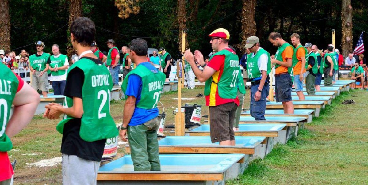 A la izquierda y a la derecha,dos momentos de campeonatos de bateo en Navelgas. | | CEDIDAS A LNE