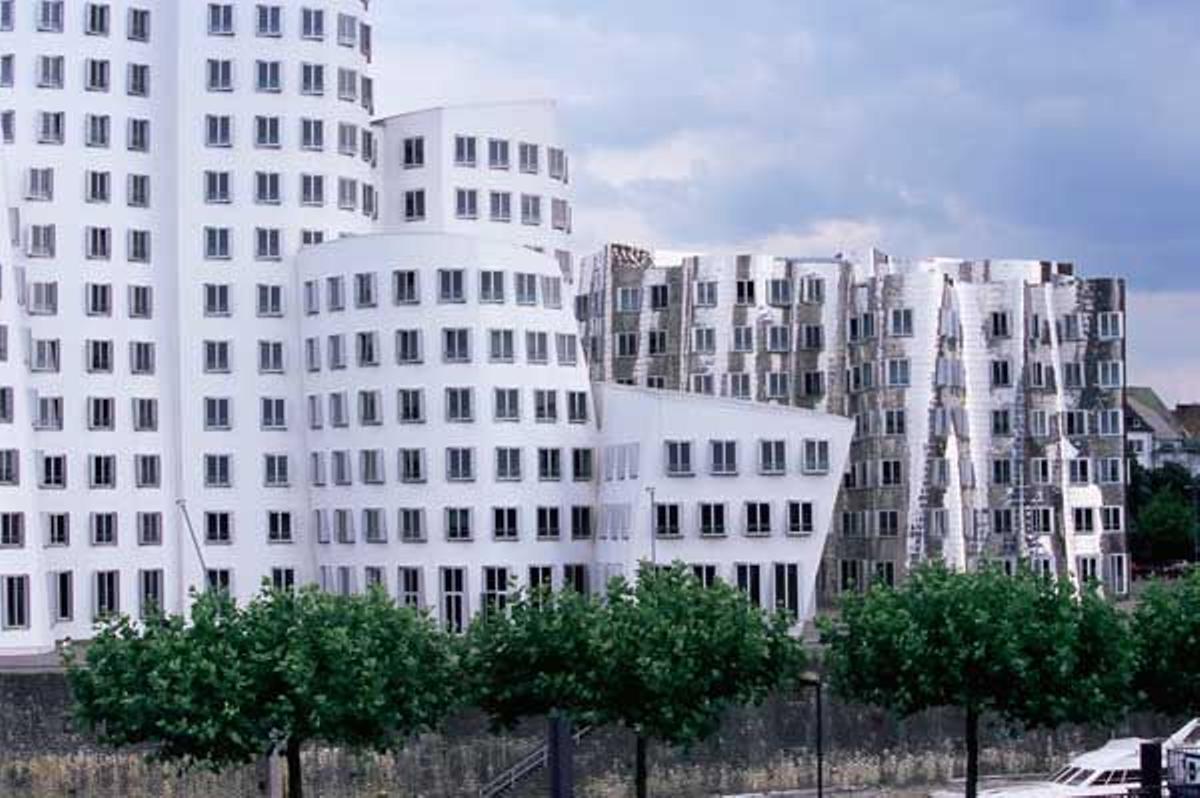 Vista del complejo de edificios de oficinas Neuer Zollhof de Frank Gehry en el Media Harbour de Dusseldorf.