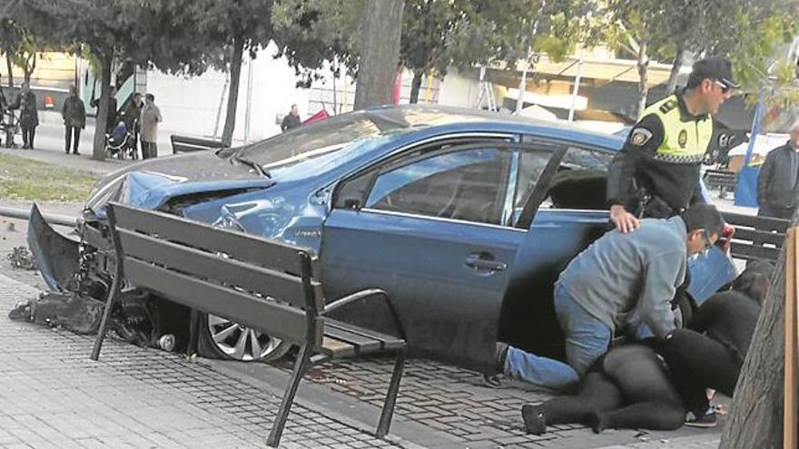 Susto al colisionar en la plaza España tras sufrir un vahído