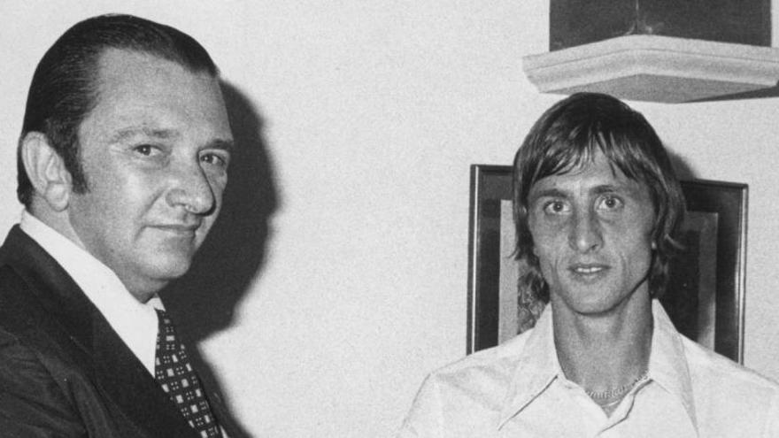 Montal (i) da la bienvenida al Barça a Johan Cruyff.