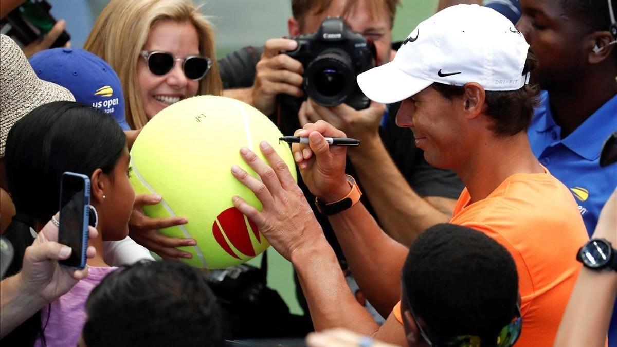 Rafa Nadal firma autógrafos a uno niños esta semana en Nueva York