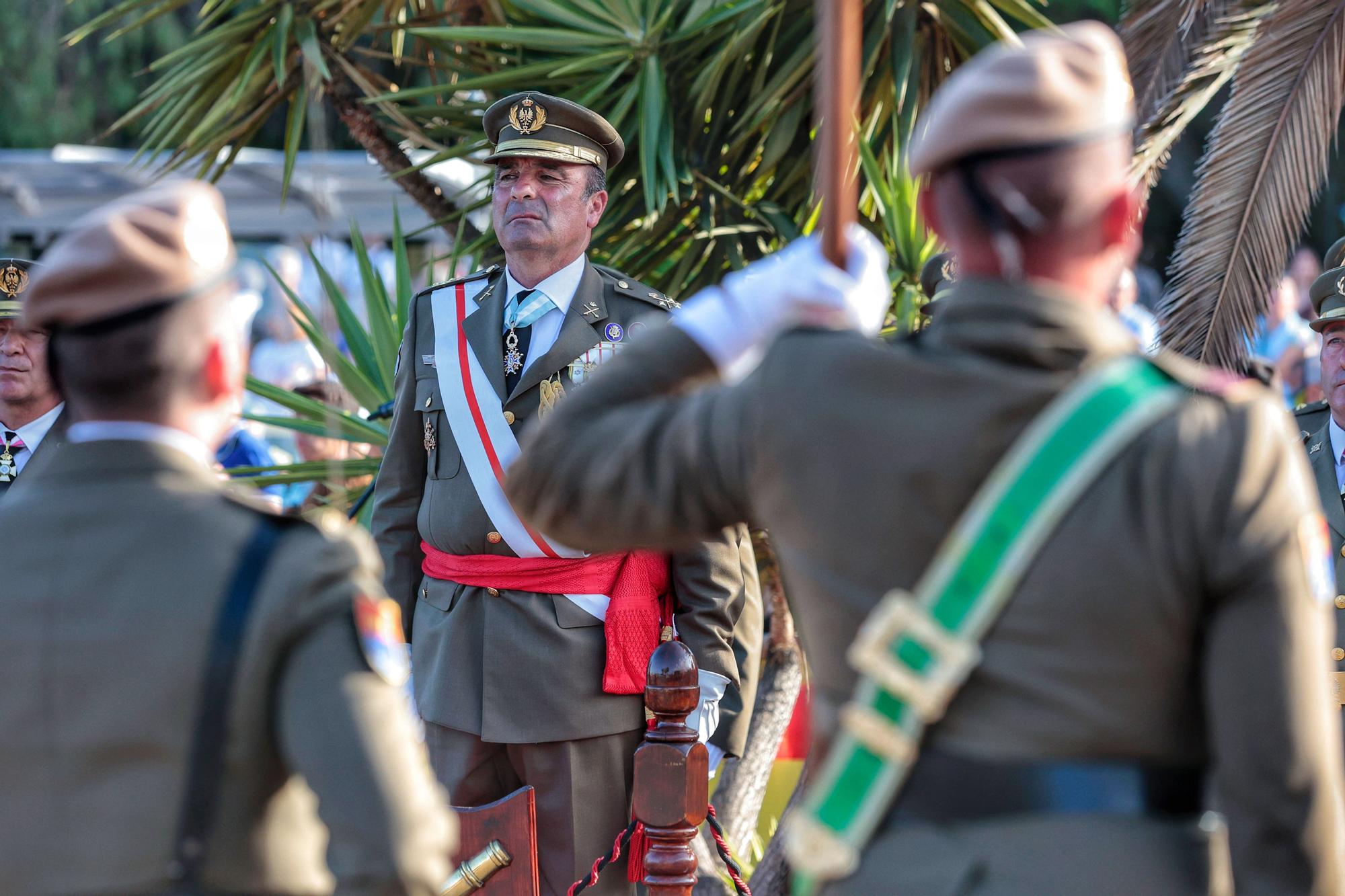 Arriado de la bandera nacional y exposición de material del Ejército