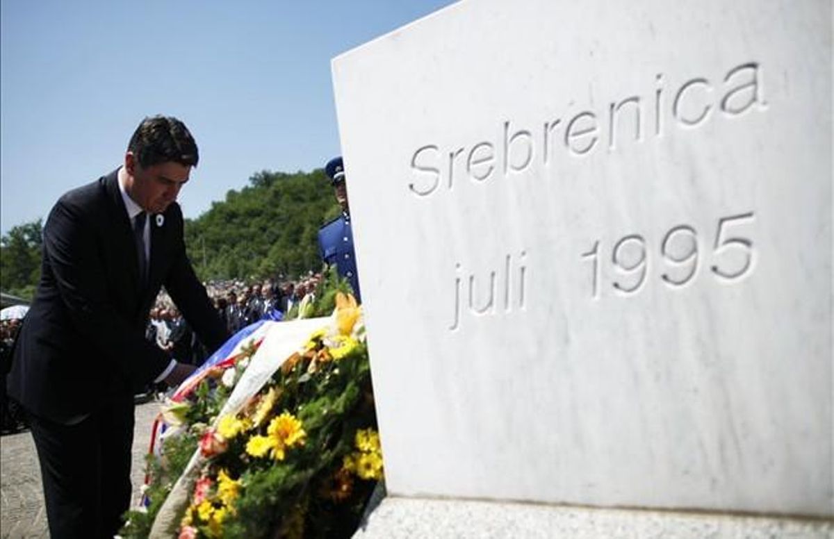 Zoran Milanovic, primer ministre de Croàcia, diposita unes flors davant una làpida commemorativa del memorial de Potocari, a prop de Srbrenica.