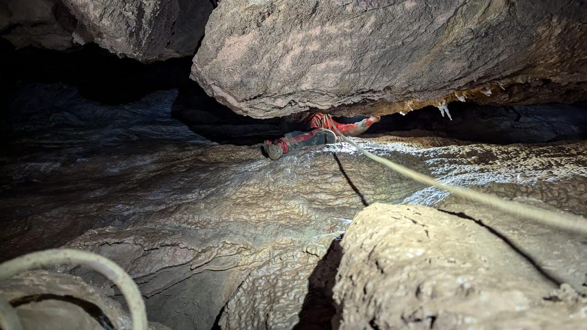 Un membre de l'Espeleoclub la Vall en plena exploració de les Coves de Sant Josep.