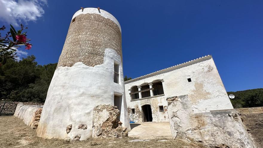 La torre ya reconstruida y la casa, pendiente de restaurar. | X. P.